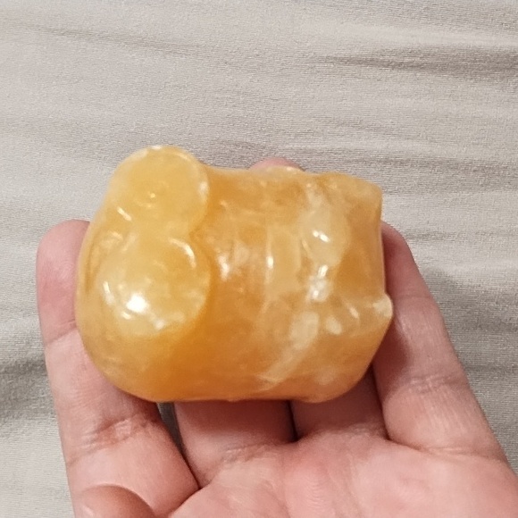 Calcite minion carving - Picture 3 of 4